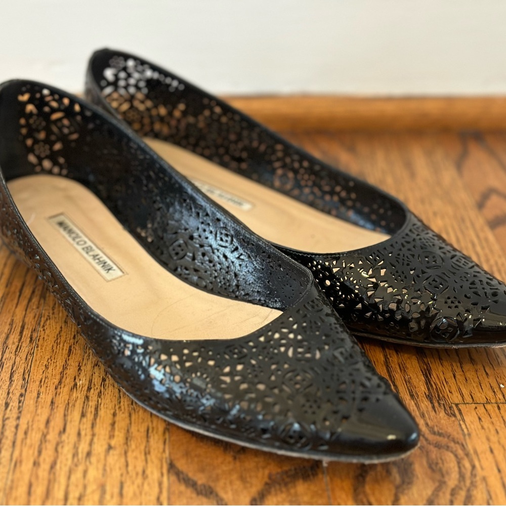 Manolo Blahnik laser cut lace black flats 39